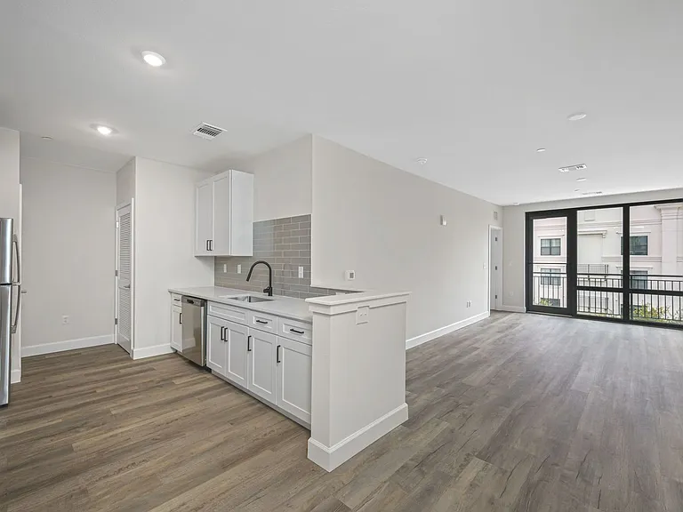 357 South — Photo 19