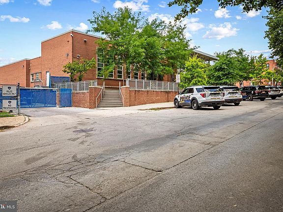 4th image of 1006 N Mount St