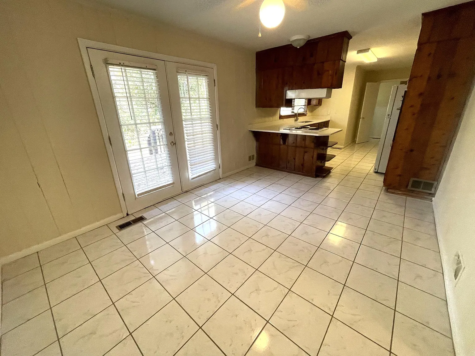 5 bed, 2.5 bath, 2098 sqft, $3,000 — Photo 4