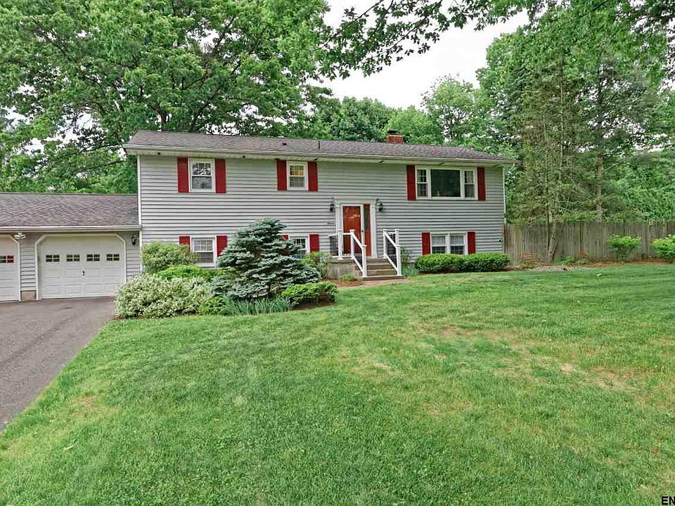 1st image of 11 Chateau Dr