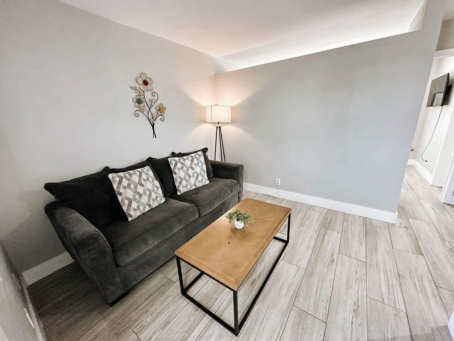 1 bed, 1.0 bath, 613 sqft, $1,922 — Photo 2