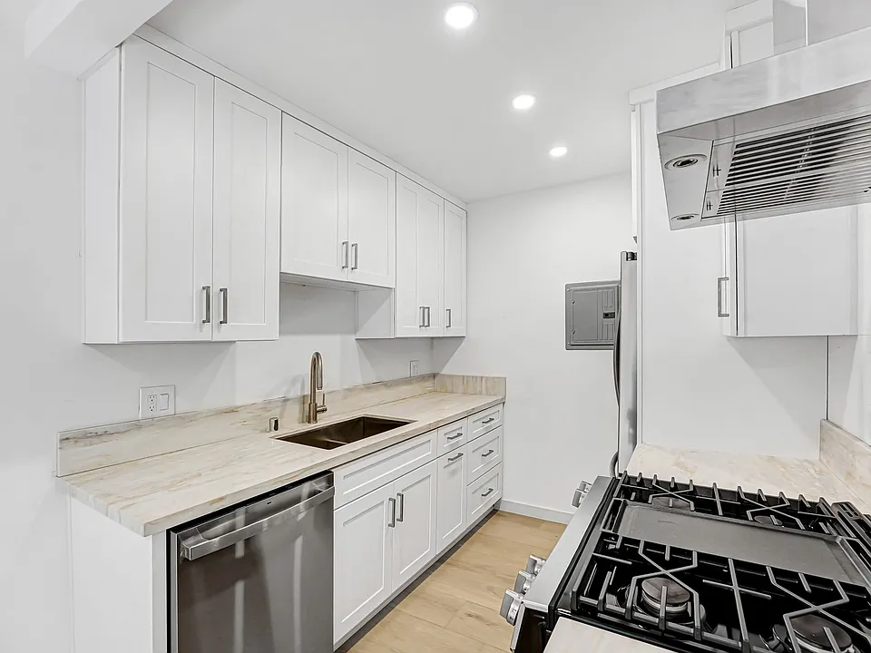 1241 9th St in Santa Monica. Steps to Wilshire Blvd!