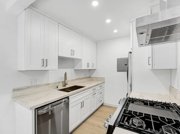 1241 9th St in Santa Monica. Steps to Wilshire Blvd!, 1241 9th St APT 4, Santa Monica, CA 90401