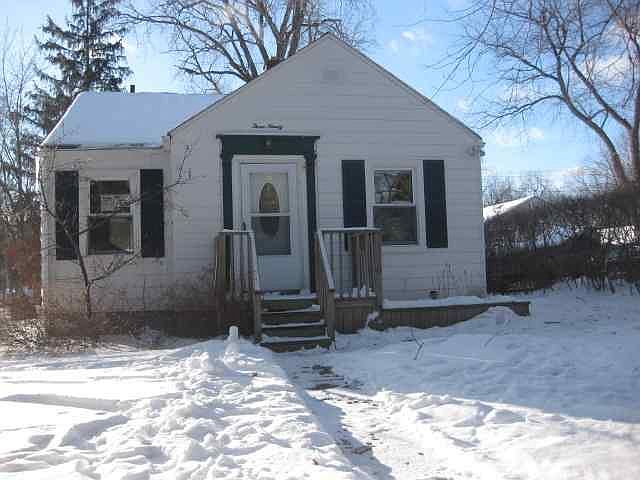 1st image of 390 Ascot Ave
