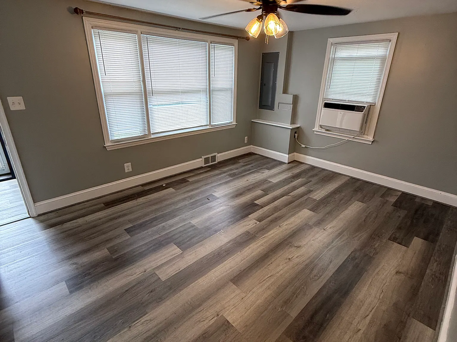 3 bed, 1.5 bath, 975 sqft, $2,100 — Photo 2