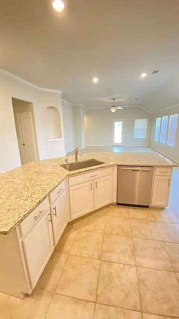 3 bed, 2.0 bath, 2043 sqft, $3,100 — Photo 4