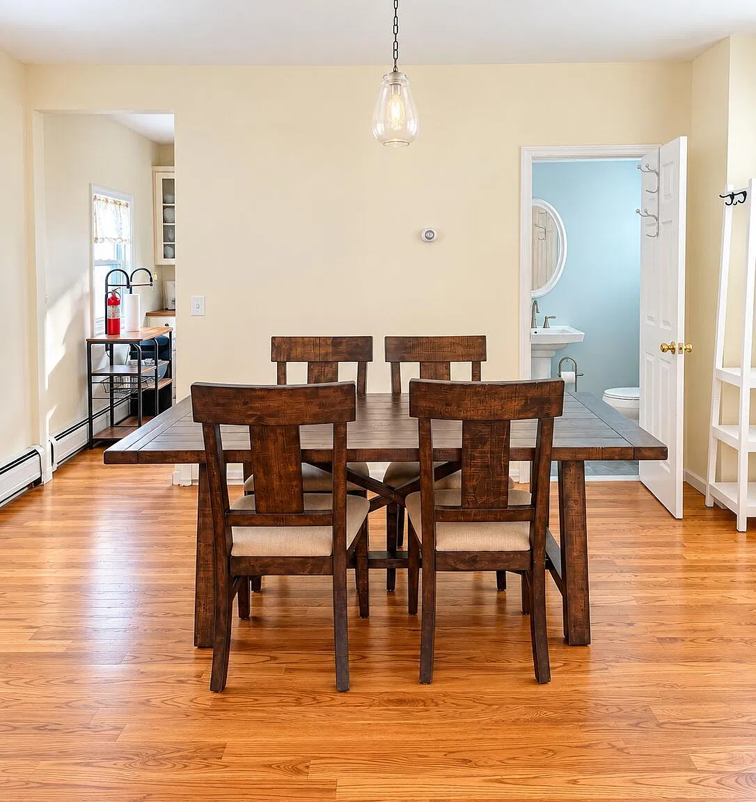2 bed, 1.5 bath, 992 sqft, $5,000 — Photo 2