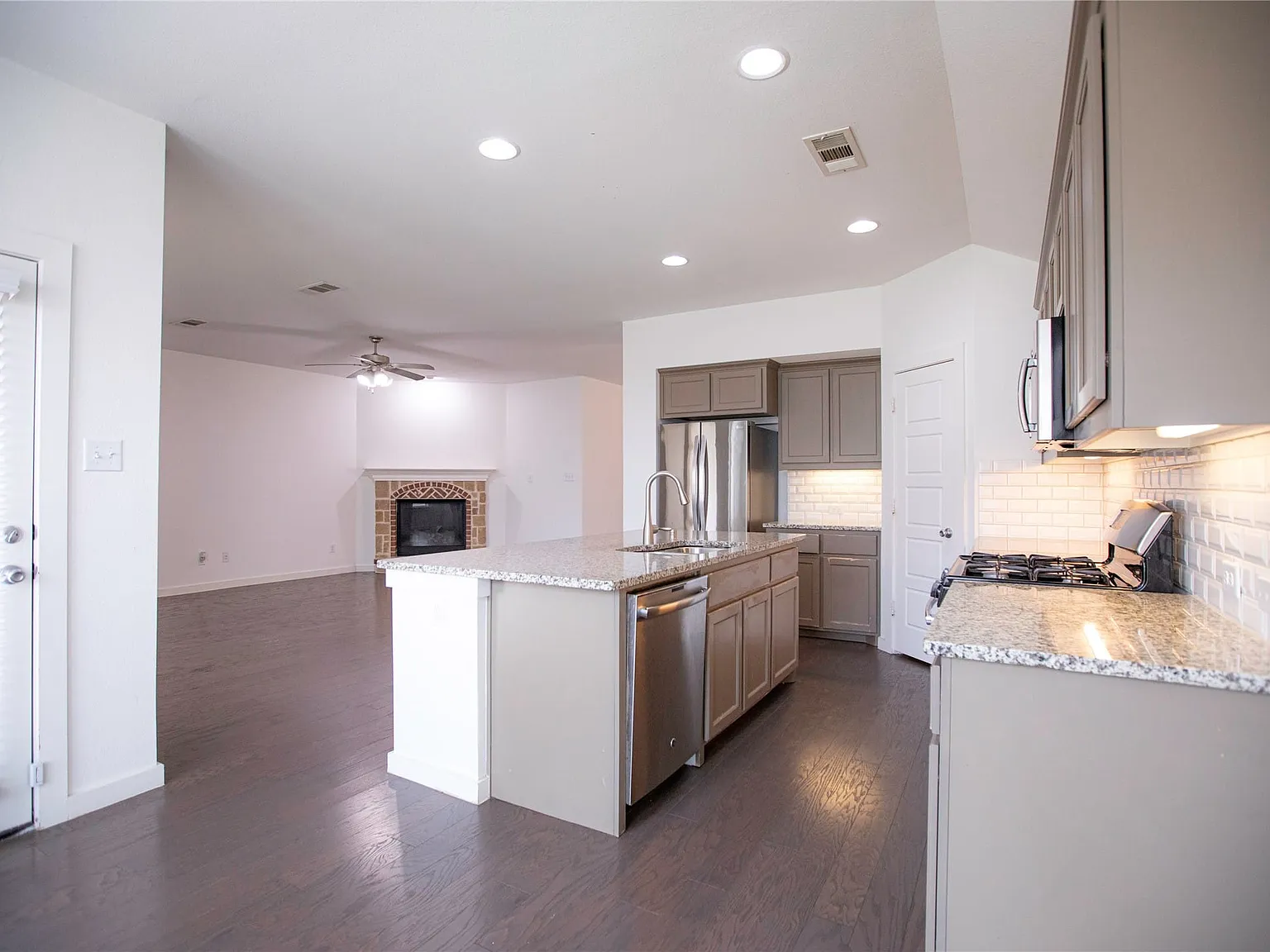 4 bed, 2.5 bath, 2114 sqft, $2,900 — Photo 2