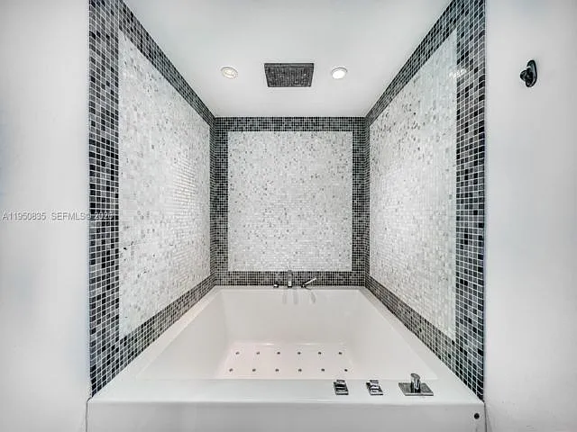 Epic West Condo — Photo 3