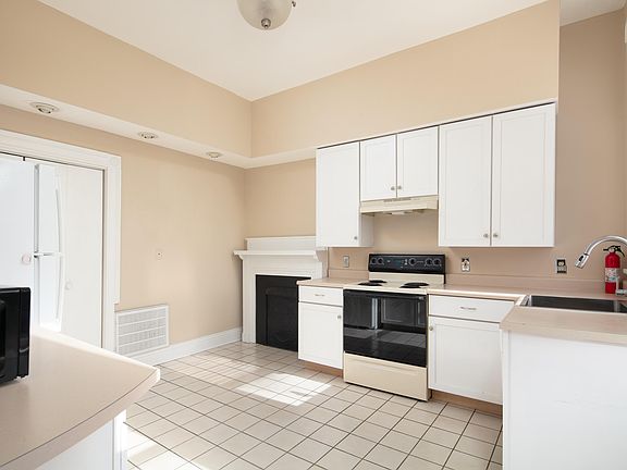 5th image of 211 N Limestone St #200