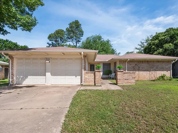 910 Cherry Laurel Ln, Arlington, TX 76012