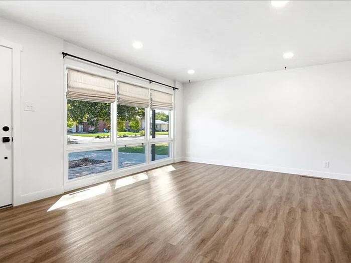 5 bed, 2.5 bath, 1700 sqft, $2,195 — Photo 3