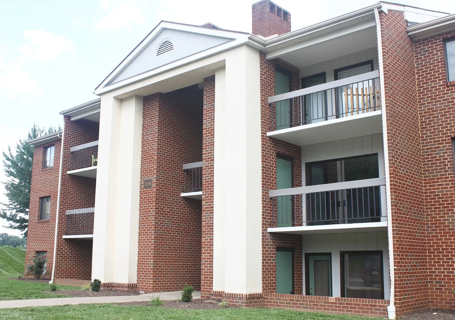 Madison Manor Condo for Rent with 3 Bedrooms and 2 Baths. New Kitchen! — Photo 1