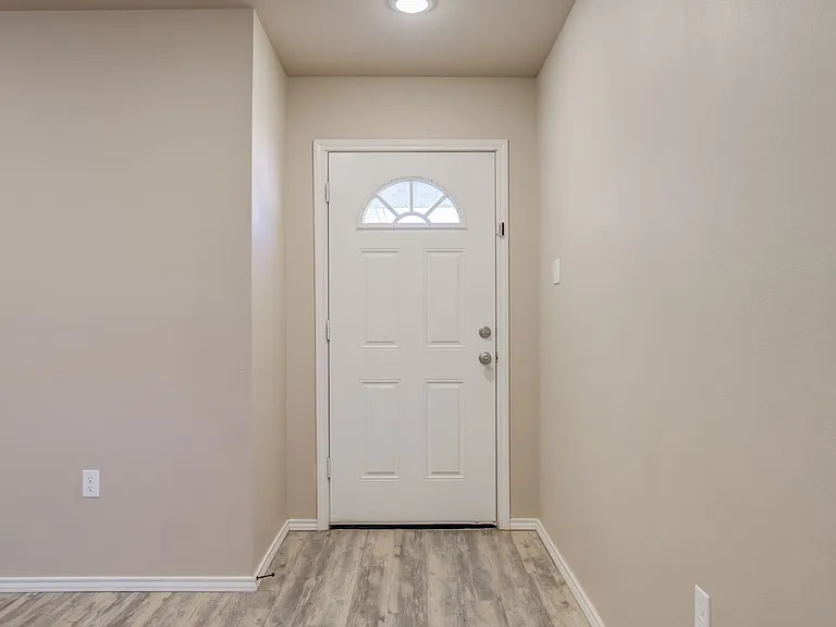 1009 Preston Trl — Photo 4