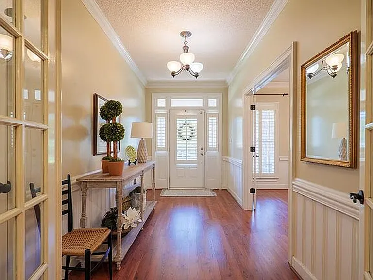 1009 Williamsburg Dr — Photo 3