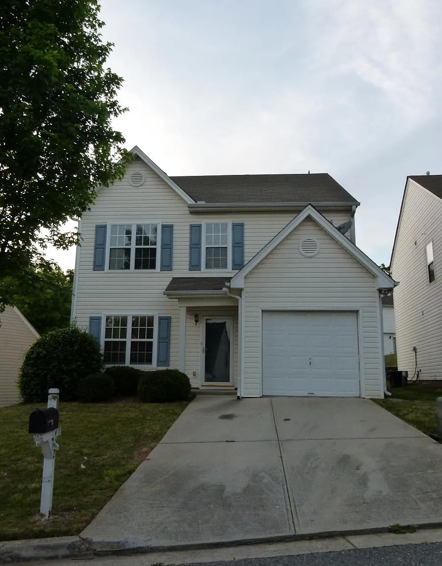 4 bed, 2.5 bath, 1788 sqft, $1,900 — Photo 1