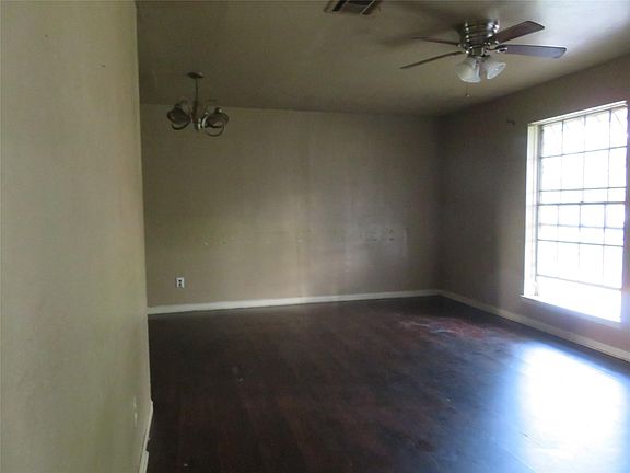 4th image of 827 Marcolin St