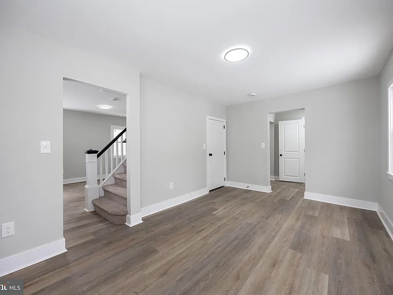 181 W 7th Ave — Photo 15