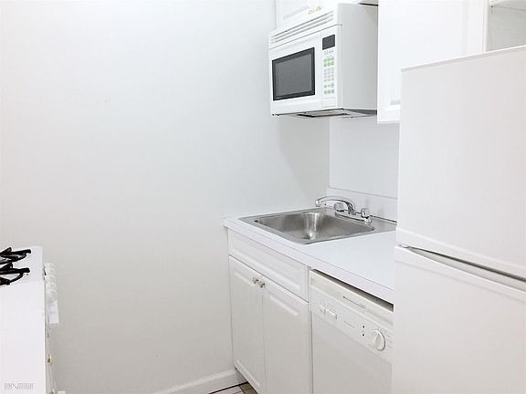 3rd image of 328 W 47th St APT 4D