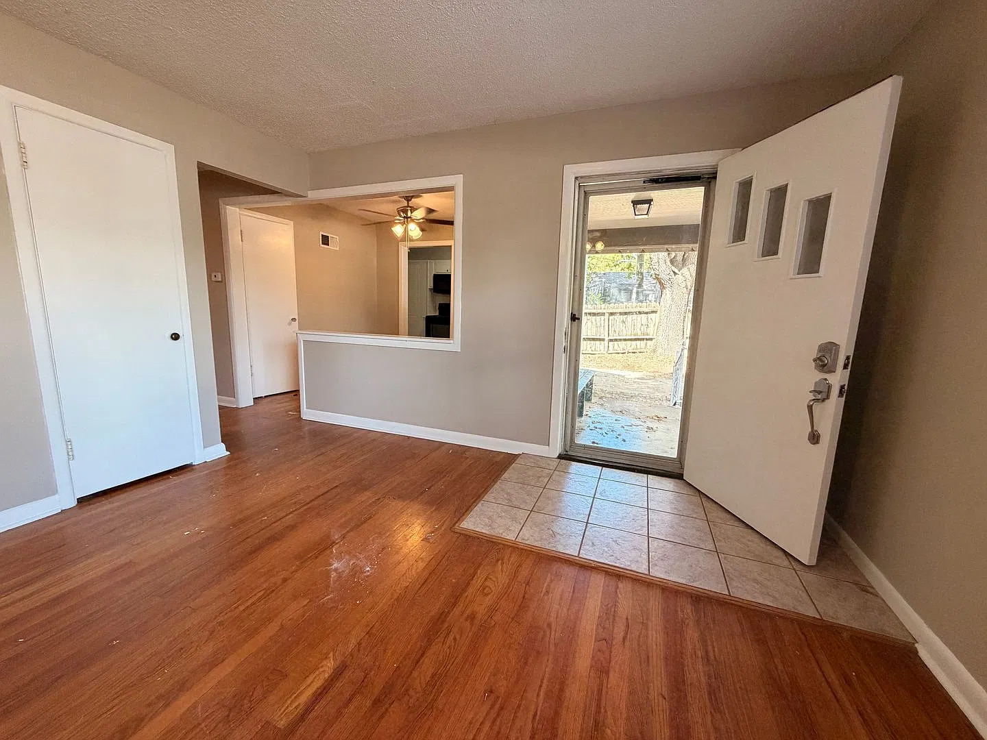 2 Bed / 1 Bath House w/ garage and fenced in backyard. — Photo 4