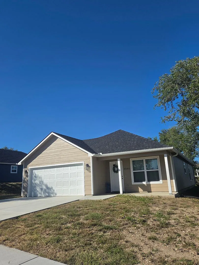 3 Bedrooms | 2 Bathrooms | 2-Car Garage | Pet Friendly — Photo 3