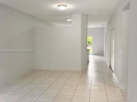 2471 NW 98th St, Miami, FL