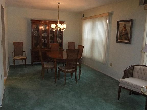 3rd image of 83 Woodshill Dr N