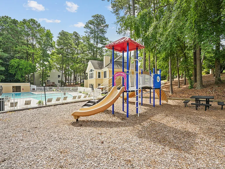 Regency Park Apartment Homes — Photo 33