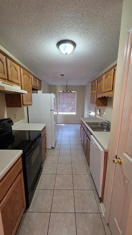 3 bed, 2.0 bath, 1537 sqft, $1,625 — Photo 3
