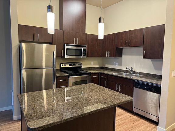 5th image of 1050 10th Ave NE Unit 413