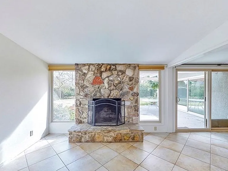 19412 Strathern St — Photo 7