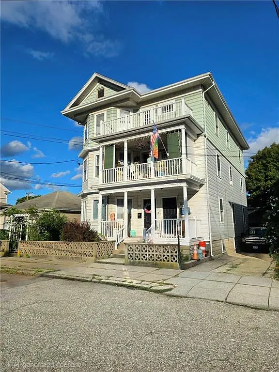 3 bed, 1.0 bath, 1300 sqft, $2,100 — Photo 2