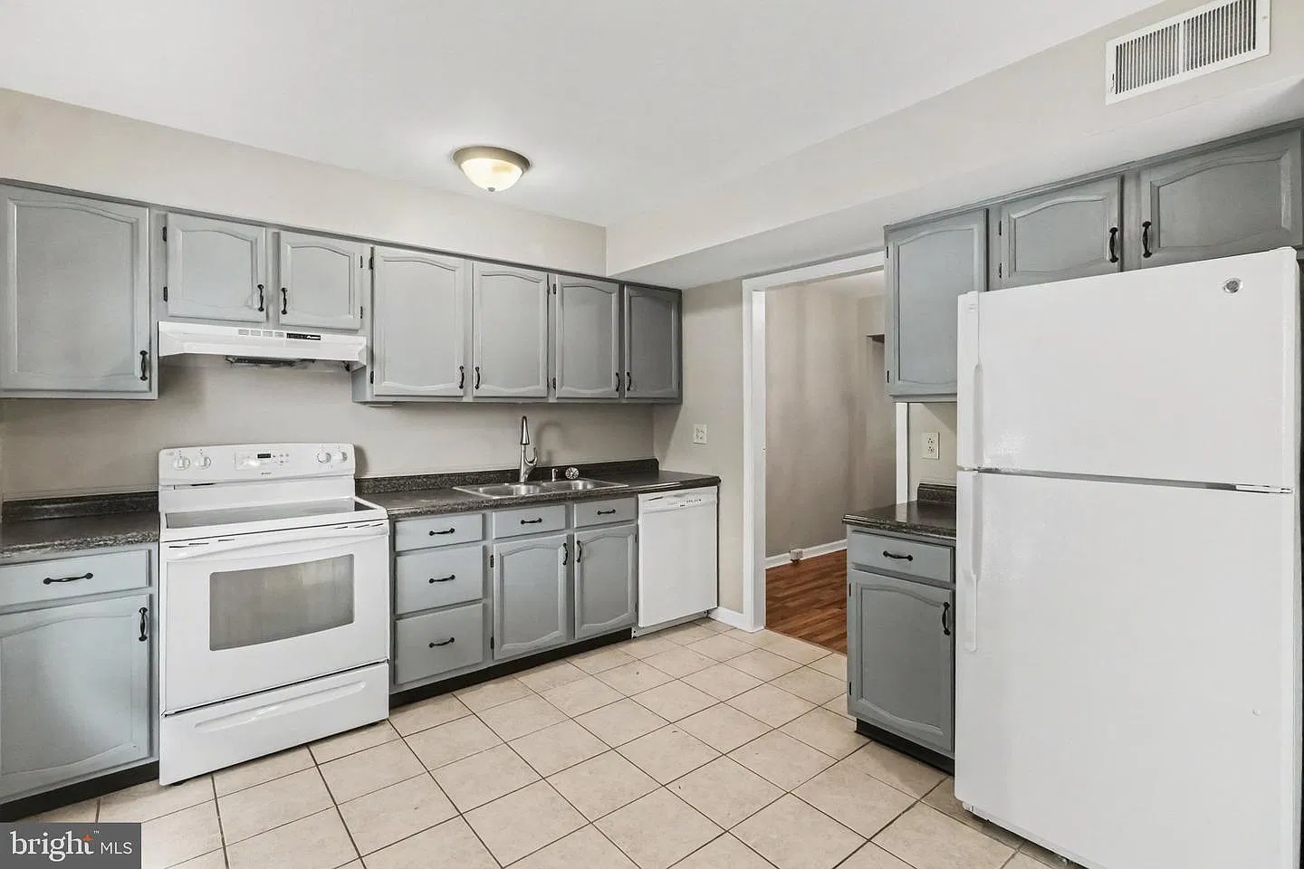 3 bed, 1512 sqft, $1,900 — Photo 3