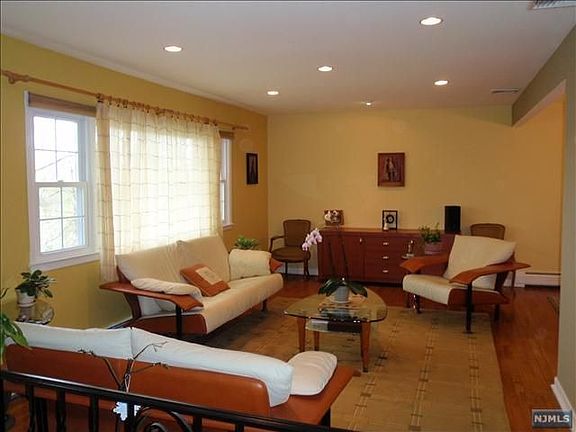 3rd image of 167 Hilltop Ct