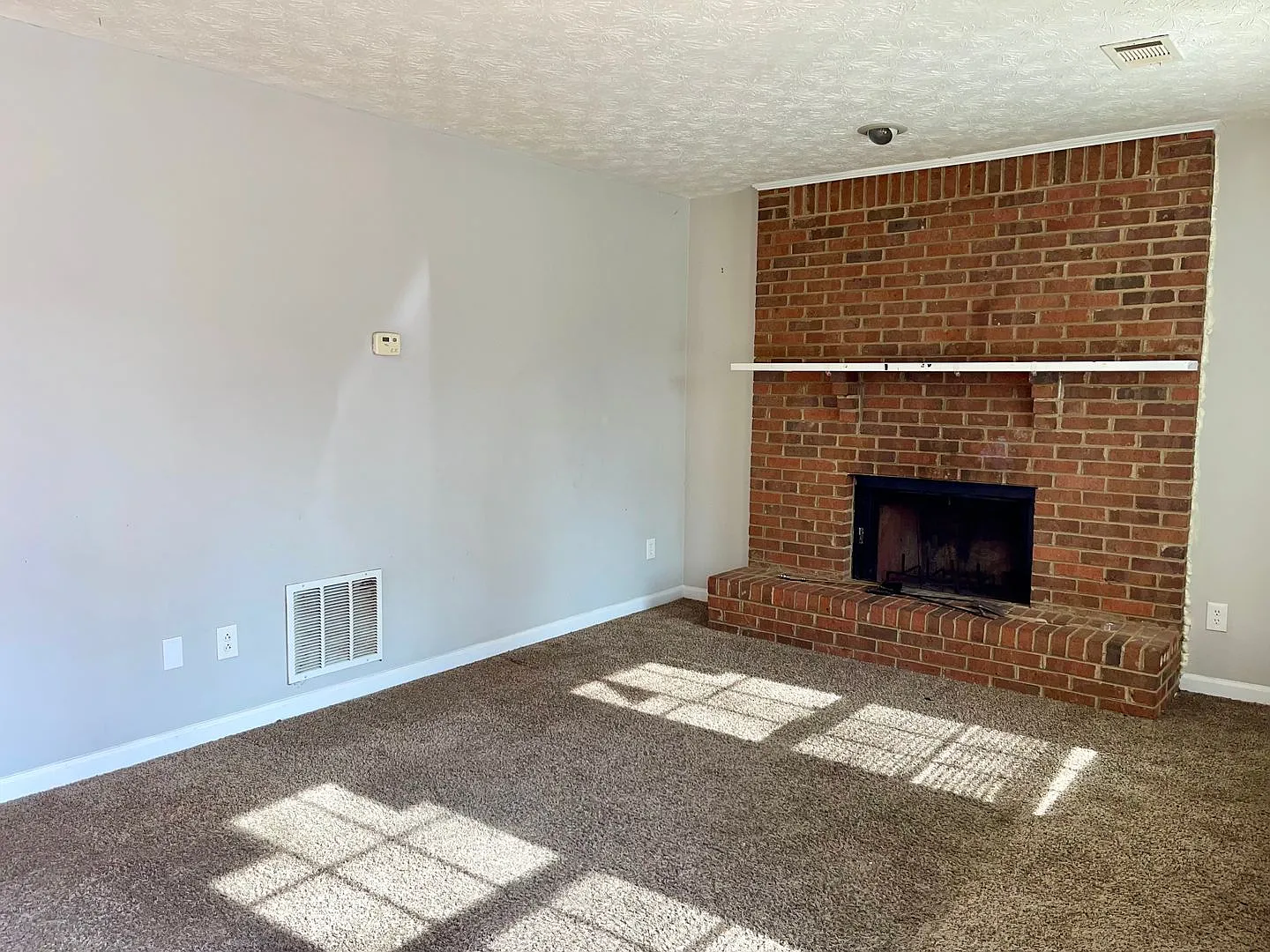 945 Silverwood Drive — Photo 2
