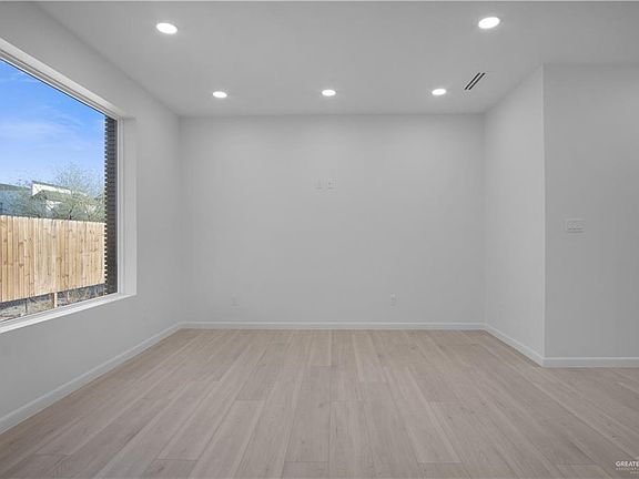 4th image of 2711 Harmony St