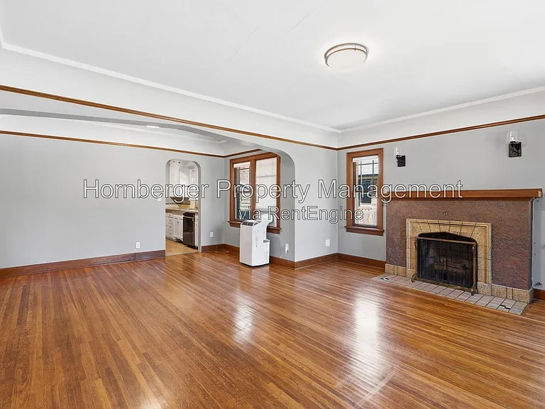 1210 S Maple St — Photo 5