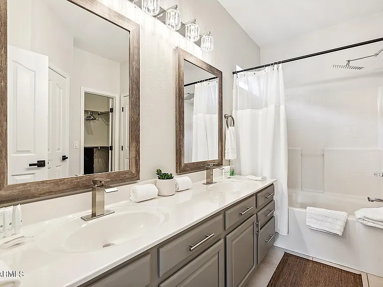 1125 E Irma Ln — Photo 35