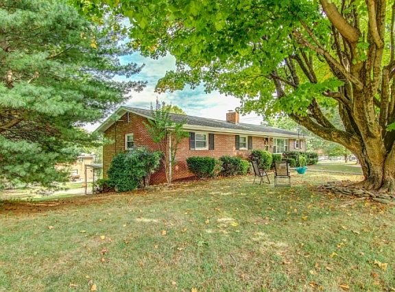 5th image of 2400 Larkspur Dr