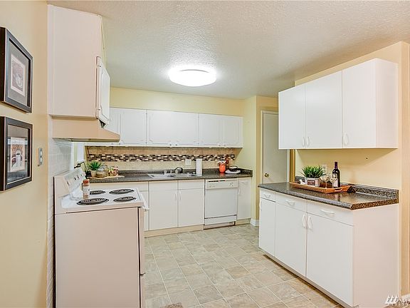 3rd image of 607 Cedar Dr