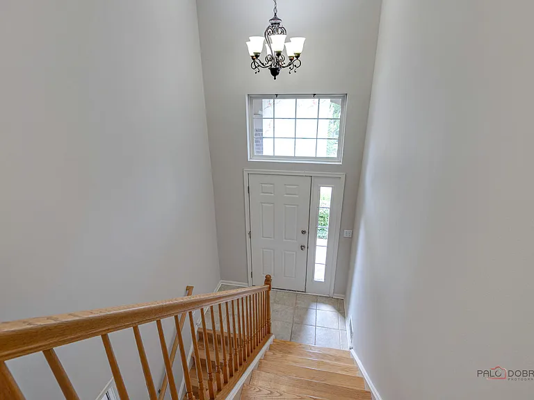 552 Saddlebrook Ln — Photo 4