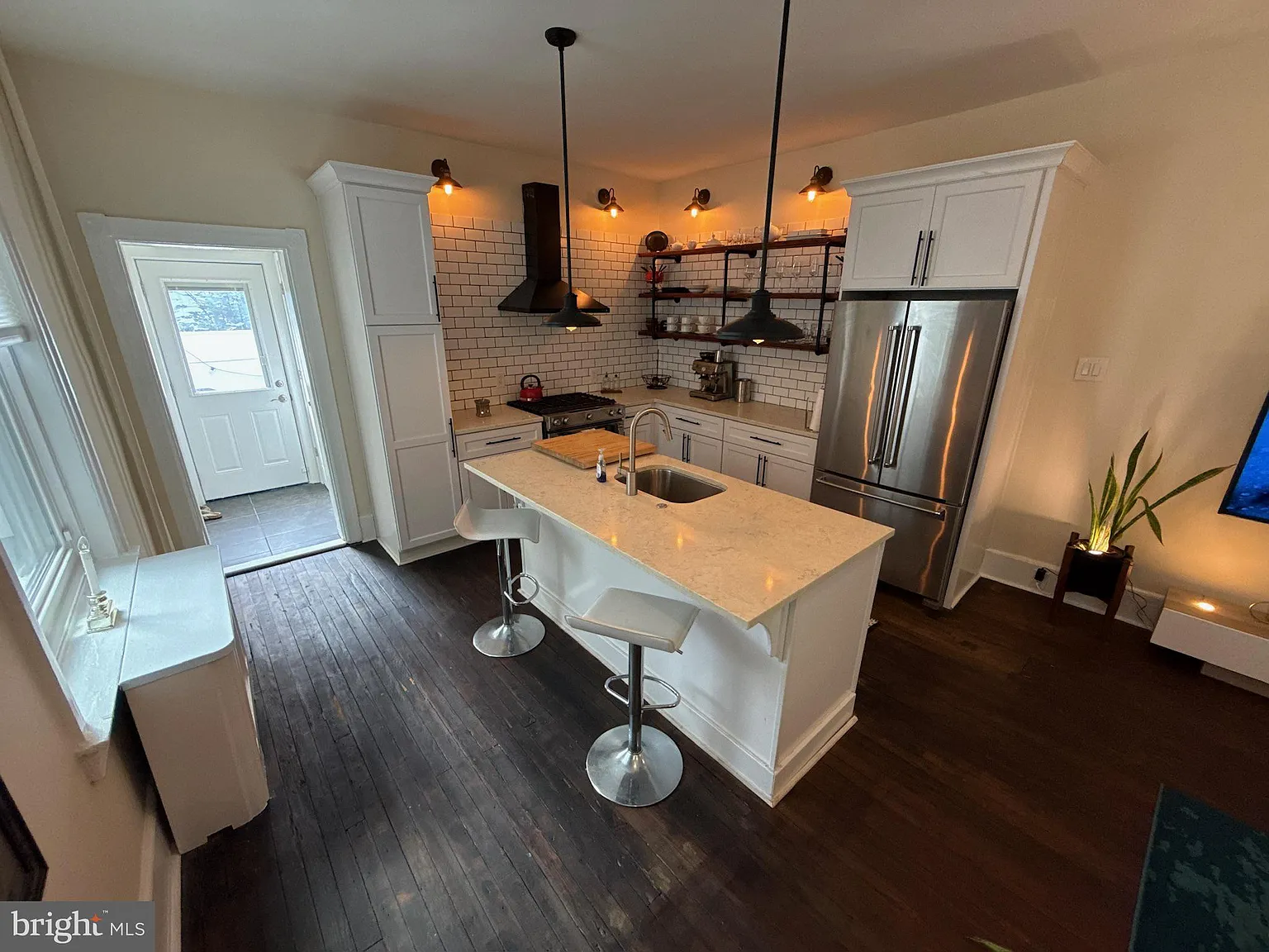 3 bed, 1.5 bath, 1320 sqft, $2,200 — Photo 3