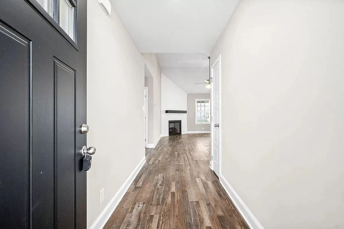 3 bed, 2.0 bath, 1908 sqft, $2,150 — Photo 2