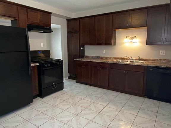 3rd image of 807 Belton St