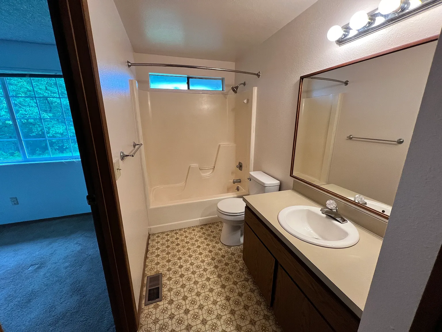 3 bed, 1.5 bath, 1640 sqft, $2,900 — Photo 3