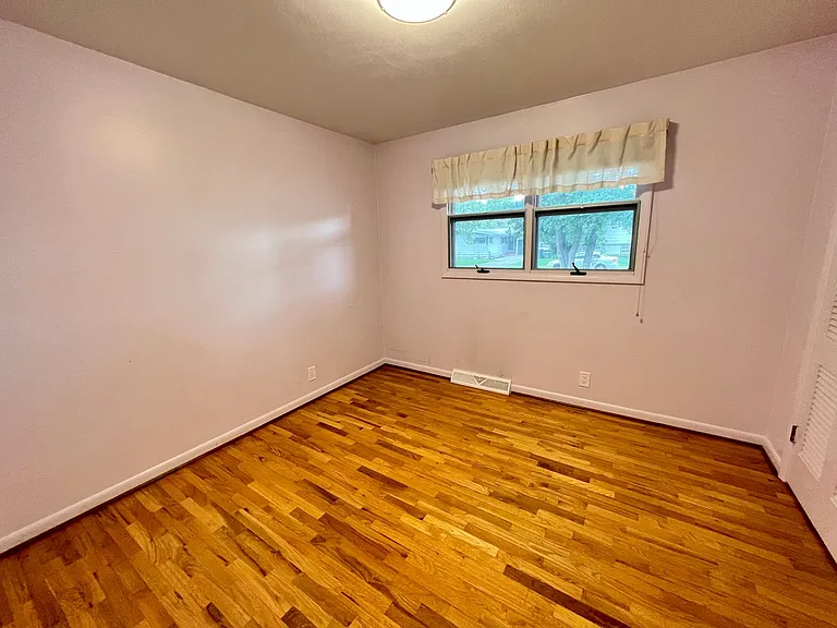 2539 Howard Ave — Photo 8