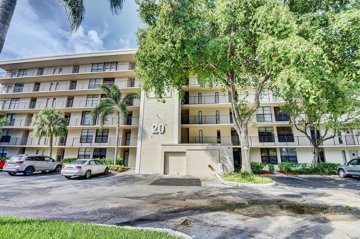 Building Photo - 20 Royal Palm Way #503