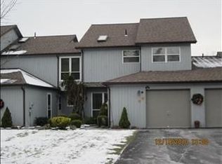 30 Pond Dr E, Rhinebeck, NY 12572