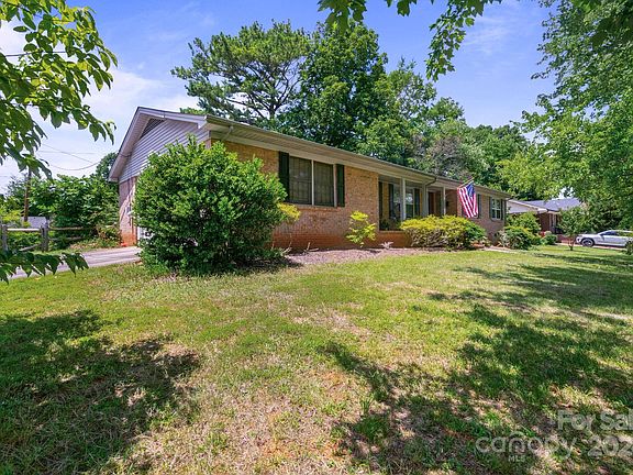 3rd image of 2259 Helen Dr