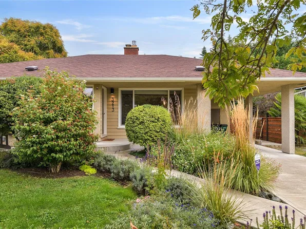 3213 Aldridge St, Saanich, BC V8P 4L7